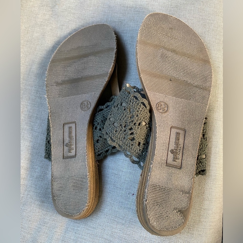 FERGALICIOUS Crochet Thong Sandals Size 8.5 - Picture 3 of 3